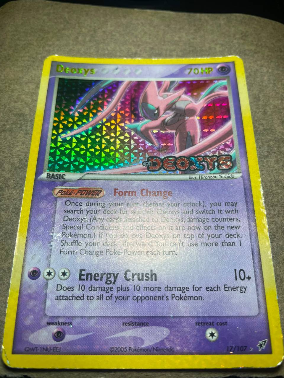Deoxys holo met aanslag en witte krasjes — voor behandeling